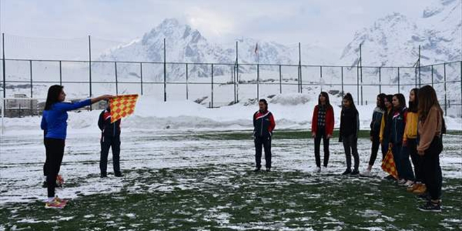 Hakkarili kızlar, futbol hakemi olabilmek için ter döküyor