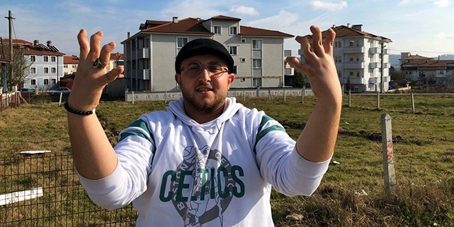 Parmaklarını ilginç şekillere sokan genç şaşkına çeviriyor