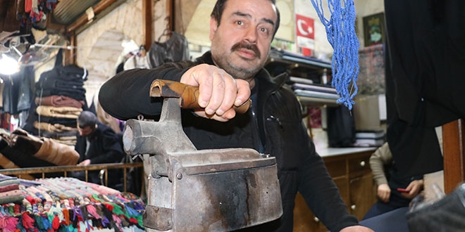Bu ütü mangal kömürüyle çalışıyor
