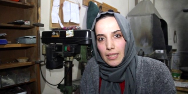 E�ine yard�m i�in ba�lad�, il�enin tek kad�n ustas� oldu