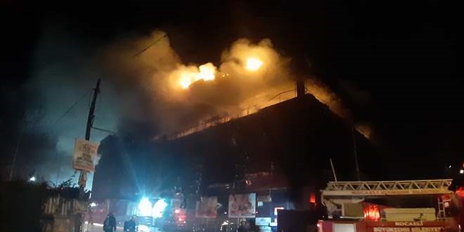 Kocaeli'de bir AVM'nin çatısında yangın çıktı