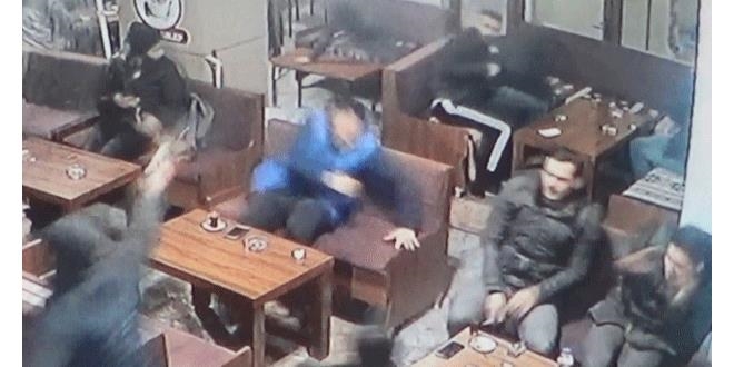Bursa'da 2 kişinin silahla yaralanma anı kamerada