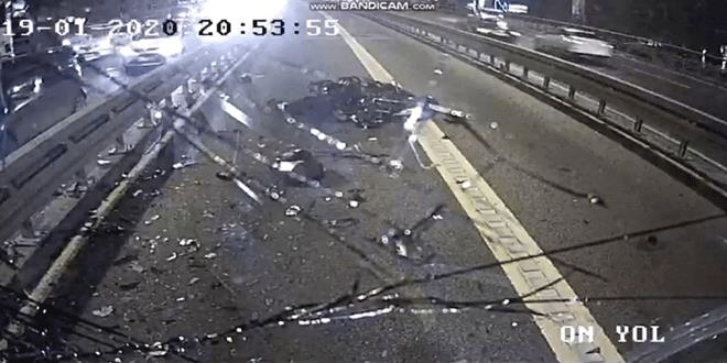 Metrobüsle motosikletin çarpıştığı anlar kamerada