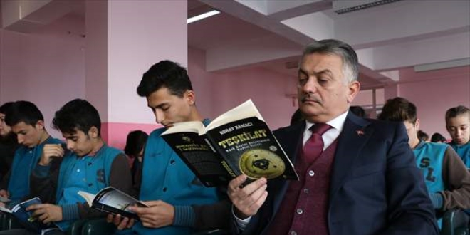 Çocuklara kitabı sevdirmek için 'Vali Bey' de onlarla okudu