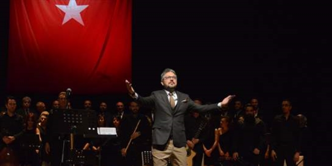Okulda öğretmen, sahnede sanatçılar
