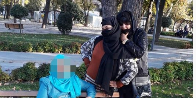 Hem çaldılar hem de dalga geçer gibi fotoğraf çektiler