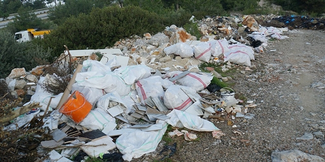 Ormanda çıkan 65 ton çöp görenleri şok etti
