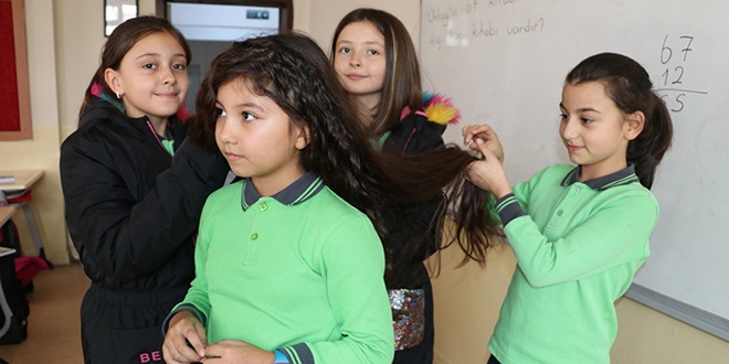 8 yaşındaki Zeynep beline kadar uzattığı saçlarını LÖSEV'e bağışladı