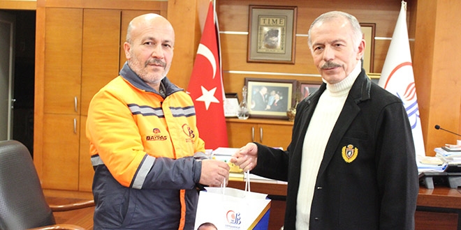 Belediyeden temizlik işçisine ödül