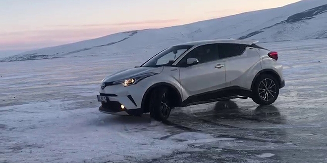 Donan göl üzerinde aracıyla drift yaptı