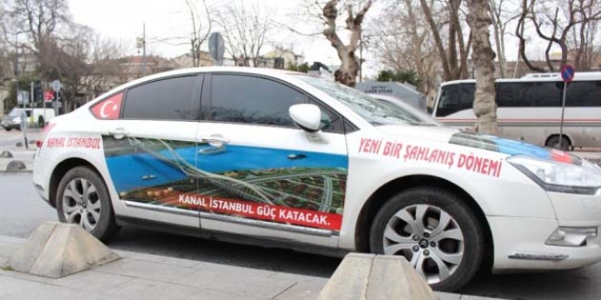 DSP eski genel başkan adayı, Kanal İstanbul'a destek için aracını giydirdi