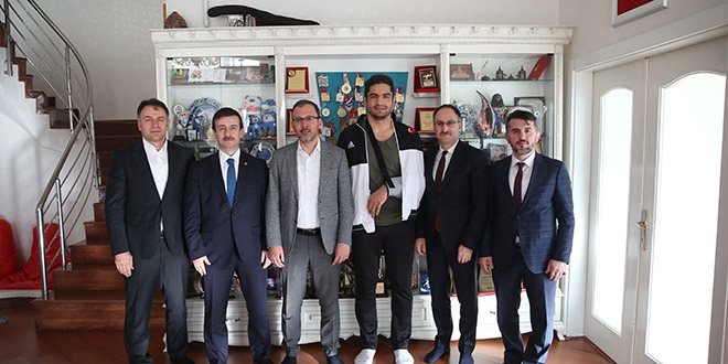 Bakan Kasapoğlu'ndan milli güreşçi Taha Akgül'e ziyaret