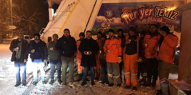 So�u�a ald�rmadan sokaklar� temizlerken t�rk� s�yledi