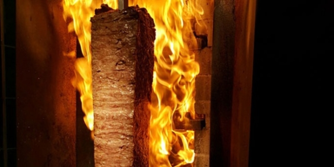 Bakteri üreten ürünleri çamaşır suyuyla yıkayıp döner yapıyorlar