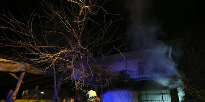 Ankara'da yangnda mahsur kalan 4 kiiyi bekiler kurtard