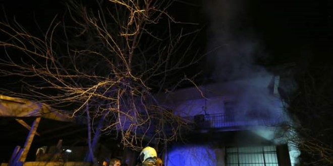 Ankara'da yangında mahsur kalan 4 kişiyi bekçiler kurtardı
