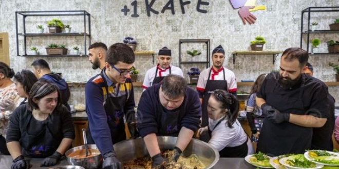 Özel çocuklar çiğ köfte yoğurup, kadayıf pişirdi