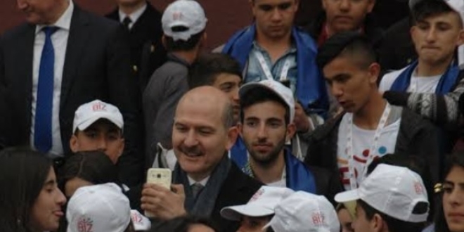 Süleyman Soylu'nun Mardinli çocuklarla keyifli sohbeti