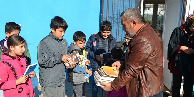 Muhtar, maaşını öğrencilere burs olarak dağıtıyor