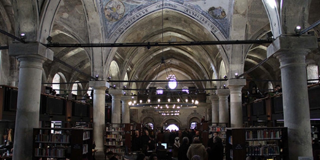Tarihi kilise, �ehir k�t�phanesine d�n��t�r�ld�