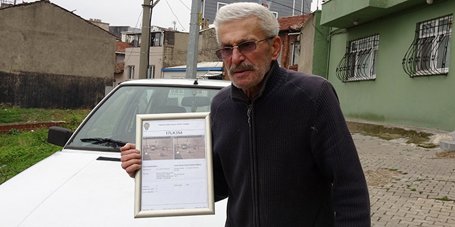 İlk kez yediği trafik cezası makbuzunu çerçeveletti