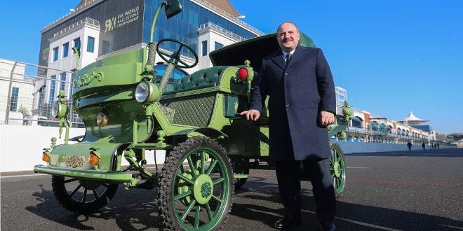 Bakan Varank, yerli üretim elektrikli faytonun direksiyonunda