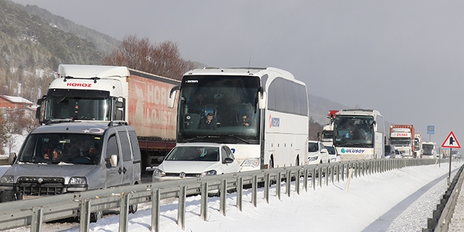 Kar ya nedeniyle yaanan kazalar D-100 kara yolunu kapatt
