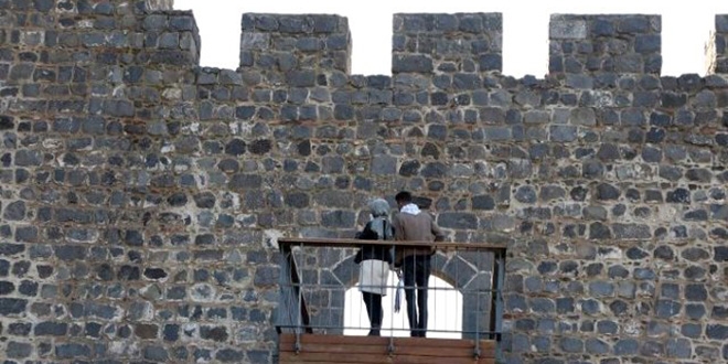 UNESCO korumasndaki Diyarbakr surlarna balkon yapld