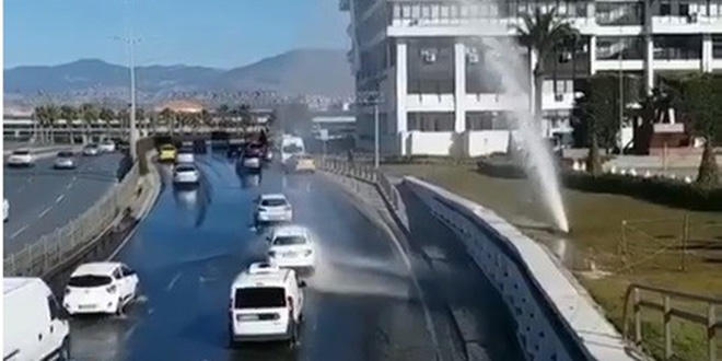 İzmir'de su borusu patladı; sürücüler fışkıran suyla araçlarını yıkadı