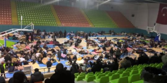 Depremden etkilenen bazı Elazığlılar geceyi spor salonunda geçirdi