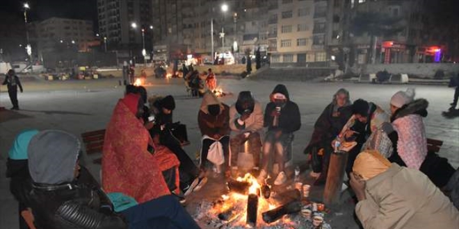 Depremden etkilenen Elazığ'da çok sayıda aile geceyi dışarıda geçirdi
