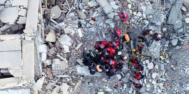 AFAD: Elazığ'da iki kişi daha enkaz altından kurtarıldı