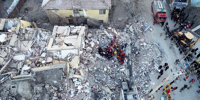 Elazığ'da depremden 12 saat sonra bir kişi daha çıkarıldı