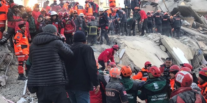 Vatandaşlar deprem anını anlattı: Bizi iğne deliğinden çıkardılar