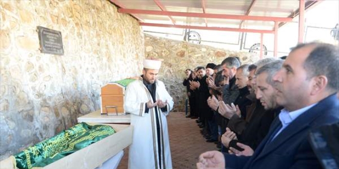Depremde hayatını kaybeden anne ile oğlu son yolculuğuna uğurlandı