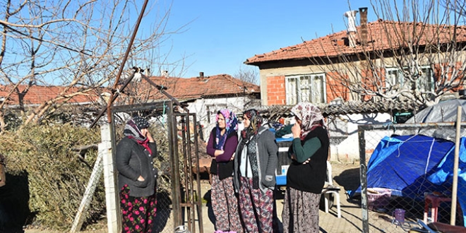 Manisa'da sarsıntılar devam ediyor, halk evlerine girmiyor
