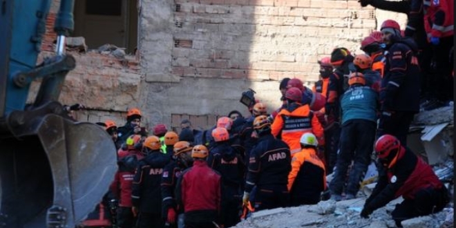 19 saat sonra bir kadın daha enkazdan sağ çıkarıldı