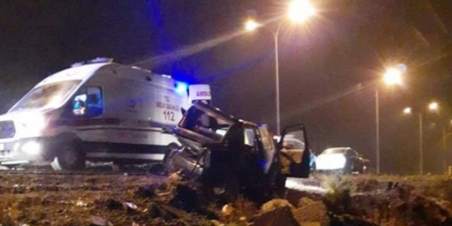 İki kamyonet çarpıştı: 1 kişi öldü, 8 kişi yaralandı