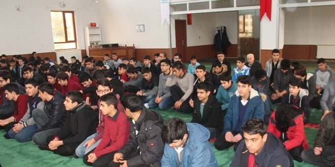 Depremden etkilenen bazı aileler camilerde kalıyor