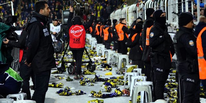 Fenerbahçeli taraftarlar depremzedeler için atkılarını sahaya attı