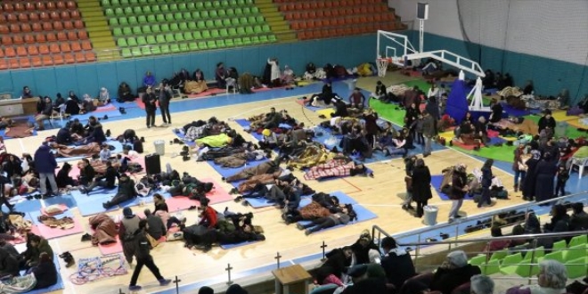 Vatandaşlar Elazığ'da geceyi böyle geçirdi