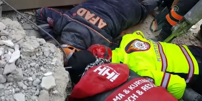 Ekiplerinin enkaz altındaki vatandaşla irtibatı kamerada
