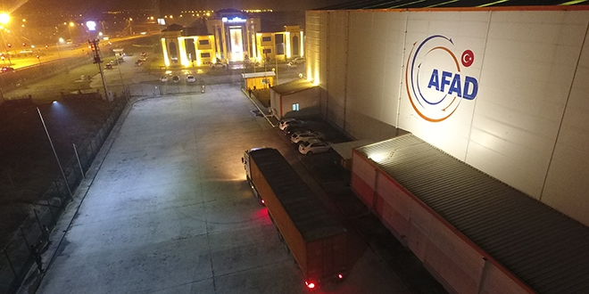 AFAD'ın deposundan Elazığ'a 1 tır battaniye gönderildi