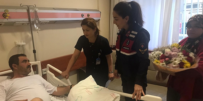 Jandarma ekiplerinden depremde yaralananlara ziyaret