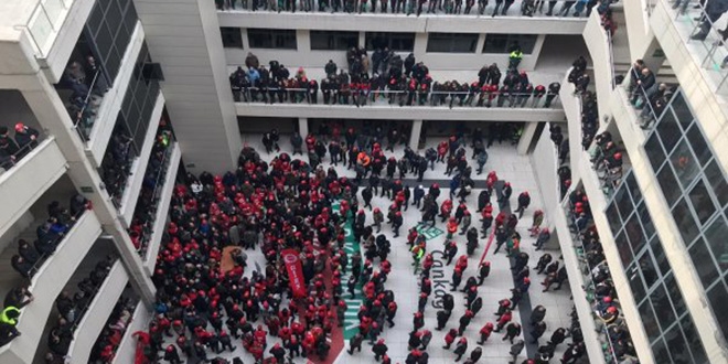 Çankaya'da, zam alamayan işçiler belediyeyi bastı