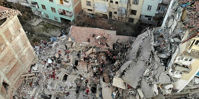 Depremde yklan Aykent apartmannn kolonlar kesilmi