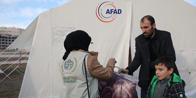 İHH ekipleri, depremzedeleri yalnız bırakmadı