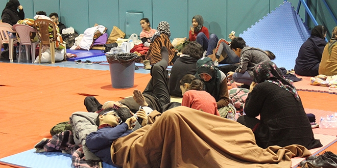Depremzedeler geceyi spor salonunda geçiriyor
