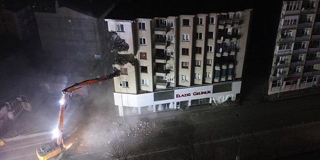 Elazığ'da boşaltılan binanın kontrollü yıkımı başladı