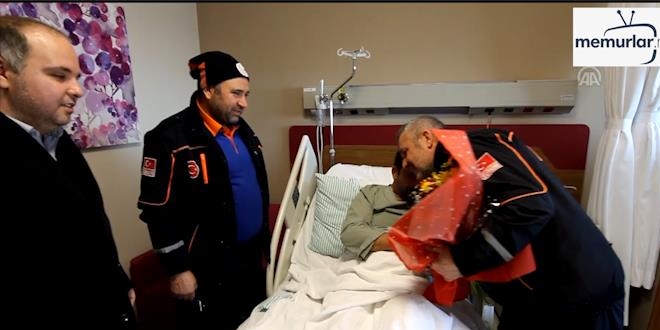 AFAD'�n kahramanlar� enkazdan ��kard�klar� aileyi ziyaret etti